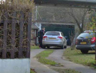 Gregory a coté de sa voiture , dans la maison de ses parents a Chambery